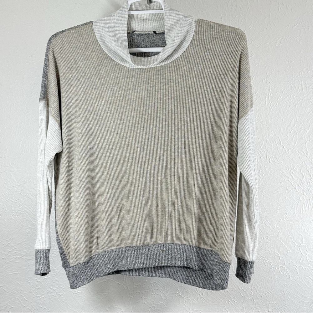 Karen Kane Gray and Cream Ribbed Knit Sweater‎